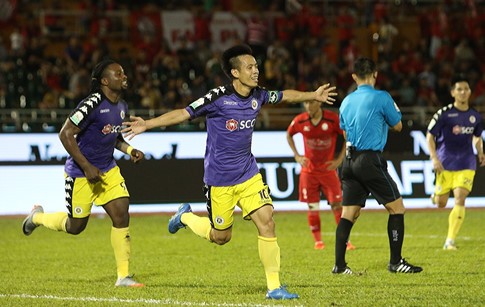 Văn Quyết ăn mừng bàn thắng ghi vào lưới CLB Tp Hồ Chí Minh.