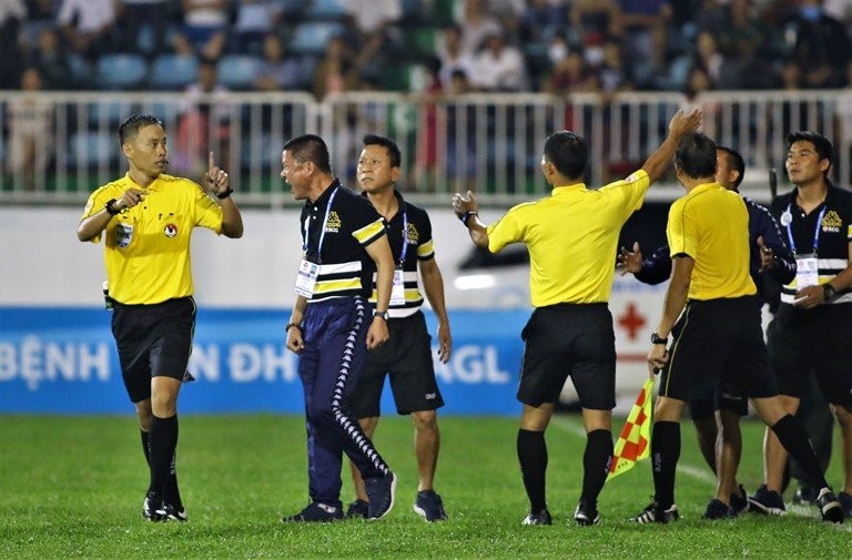 HLV Chu Đình Nghiêm của CLB Hà Nội phản ứng trọng tài ở trận đấu với HAGL trên sân Pleiku hôm 11/5.