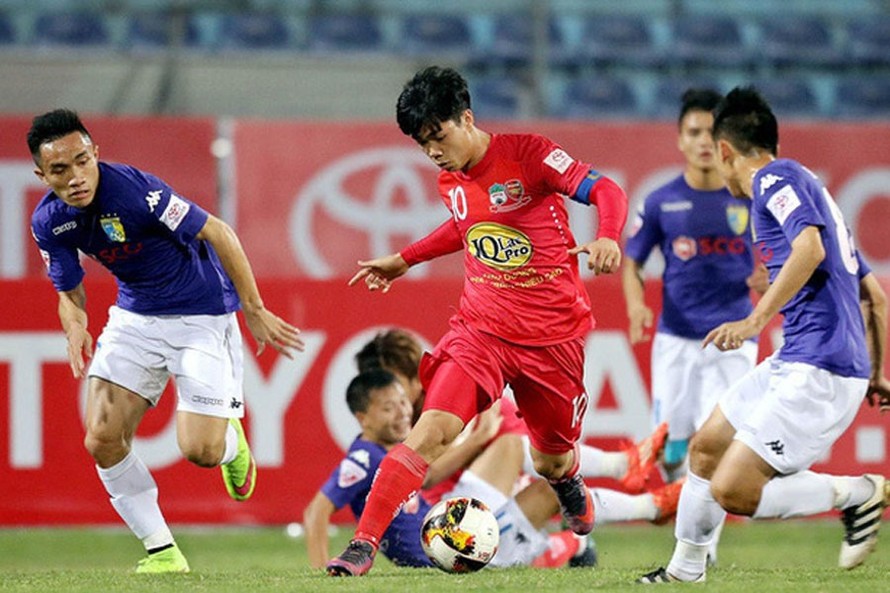 Công Phượng và các đồng đội sẽ có trận đấu khó khăn trước CLB Hà Nội trên sân Hàng Đẫy vào chiều mai.