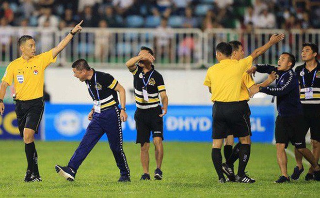 HLV trưởng CLB Hà Nội Chu Đình Nghiêm bị đình chỉ làm nhiệm vụ 4 trận vì lỗi phản ứng trọng tài.