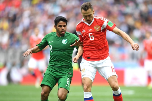 Nga (phải) vượt trội hoàn toàn trước Saudi Arabia ở trận khai mạc World Cup 2018.