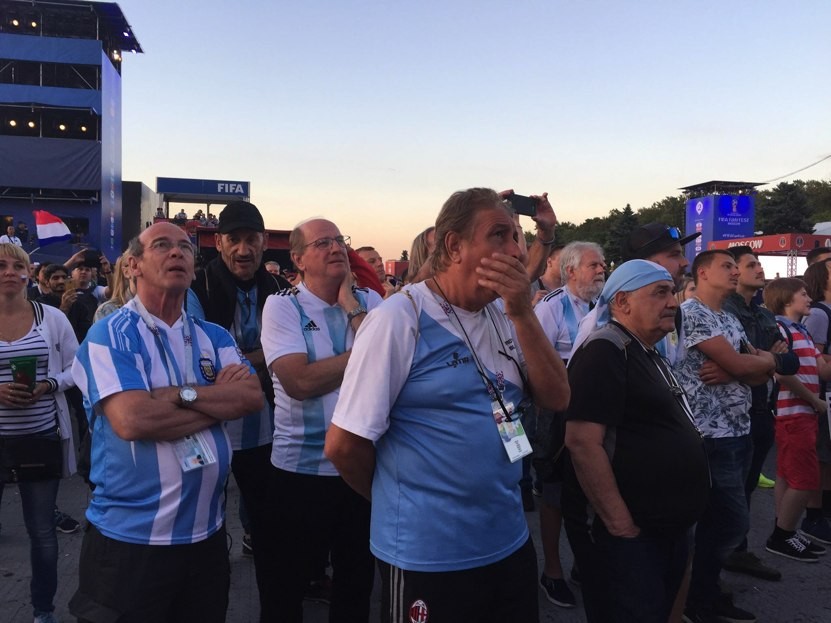 Các CĐV Argentina không tin được vào kết quả của đội nhà trước Croatia.
