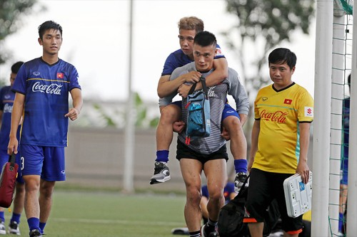 Hồng Duy được đồng đội Bùi Tiến Dũng cõng sau khi bị chấn thương ở buổi tập của U23 Việt Nam.