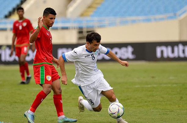 U23 Uzbekistan (áo trắng) bị U23 Oman cầm hoà 0-0 ở trận đấu đầu tiên của giải giao hữu U23 quốc tế-cúp Vinaphone 2018.