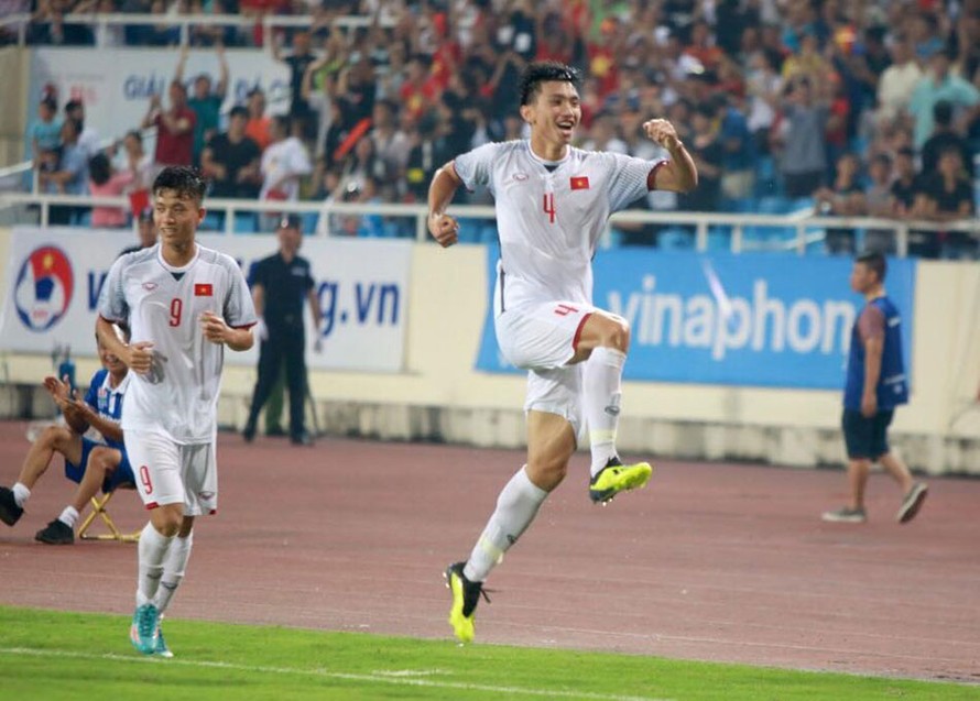 Đoàn Văn Hậu ghi bàn thắng tuyệt đẹp giúp U23 Việt Nam thắng U23 Oman 1-0 trên sân Mỹ Đình. Ảnh: Như Ý