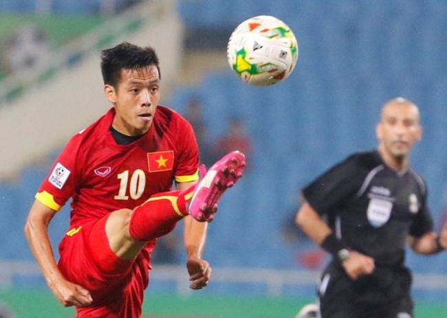 Tiền đạo Văn Quyết được HLV Park Hang Seo trao băng thủ quân đội tuyển Olympic Việt Nam tại Asiad 2018.