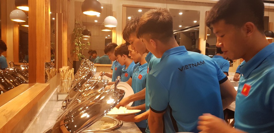 Olympic Việt Nam ăn tối tại khách sạn Harper Lippo Cikarang, Tây Java.(ảnh Nhật Đoành)