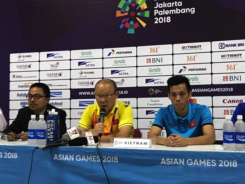 HLV Park Hang Seo cảm ơn các cầu thủ sau khi Olympic Việt Nam giành vé vào vòng 1/8 môn bóng đá nam Asiad 2018.
