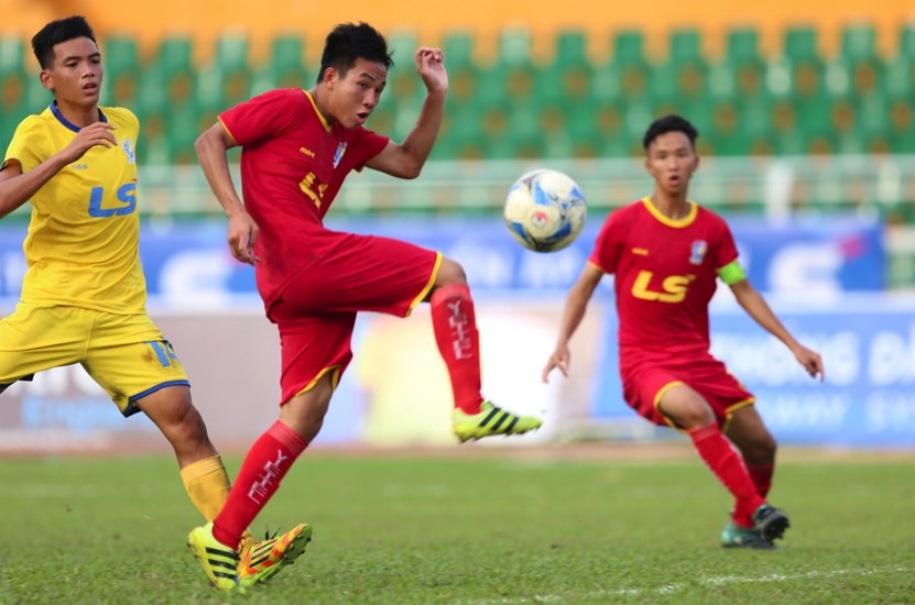 Viettel (áo đỏ) thắng đậm Khánh Hoà 5-0 để chiếm ngôi nhất bảng B VCK U15 Quốc gia-cúp Thái Sơn Bắc.