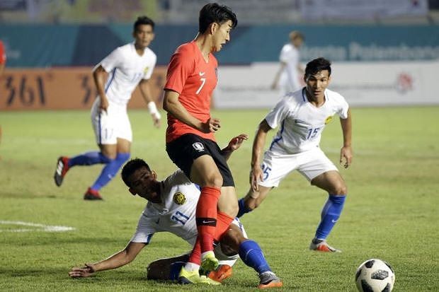 Hàn Quốc (áo đỏ) bất ngờ để thua Malaysia 1-2 ở lượt trận thứ 2 bảng E môn bóng đá nam, Asiad 2018.