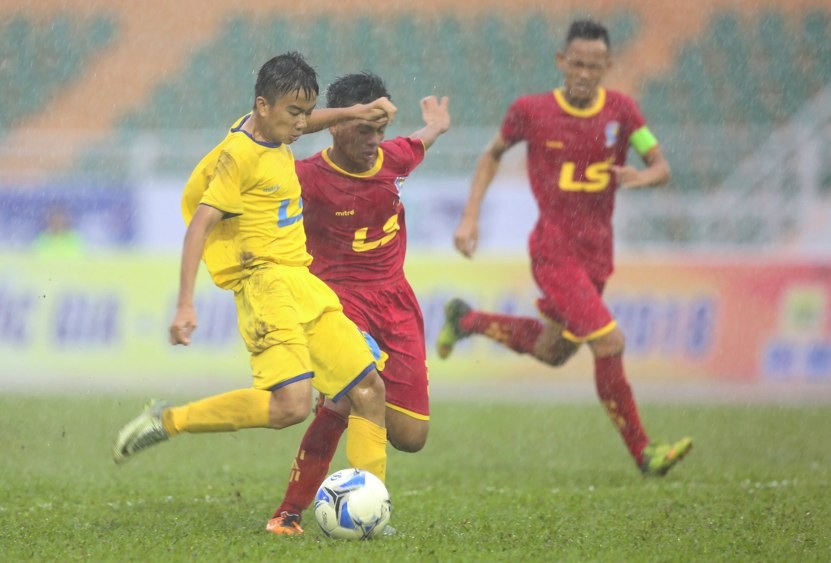 SLNA (áo vàng) vào chung kết U15 Quốc gia-cúp Thái Sơn Bắc sau trận thắng Khánh Hoà 3-2.