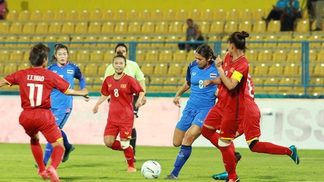 Tuyển nữ Thái Lan (áo xanh) thua cả 2 trận vòng bảng nhưng vẫn đi tiếp.