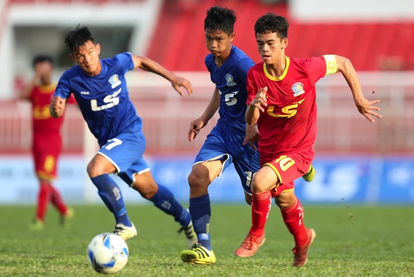 Viettel (áo đỏ) sẽ tranh cúp vô địch với SLNA ở trận Chung kết U15 Quốc gia-cúp Thái Sơn Bắc 2018 diễn ra chiều nay trên sân Thống Nhất (Tp Hồ Chí Minh).