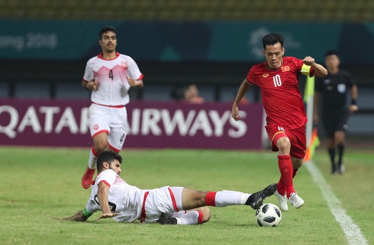 Tiền vệ Văn Quyết đi bóng ở trận đấu của Olympic Việt Nam với Bahrain tối 23/8. 