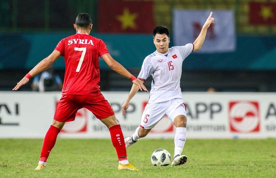 Đức Huy (áo trắng) chơi hiệu quả ở trận đấu của Olympic Việt Nam với Syria tối 27/8.