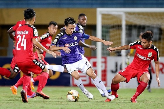 Bình Dương (áo đỏ) đang có lợi thế khi cầm hoà 3-3 Hà Nội ở trận lượt đi cúp Quốc gia-Sư tử trắng 2018 trên sân Hàng Đẫy.