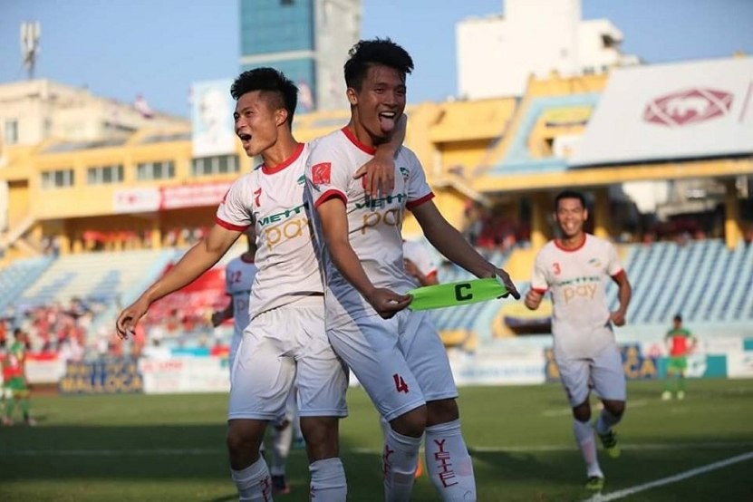 Trung vệ Bùi Tiến Dũng ăn mừng chiến thắng của Viettel trước Bình Phước, qua đó giành quyền thăng hạng V-League 2019.