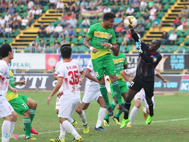 Cần Thơ (áo xanh) rớt hạng V-League sau trân hoà 1-1 với Nam Định.