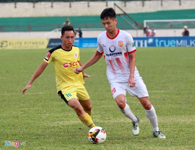 Hà Nội B (áo vàng) đã lỡ cơ hội giành vé thăng hạng V-League 2019. Ảnh: Zing