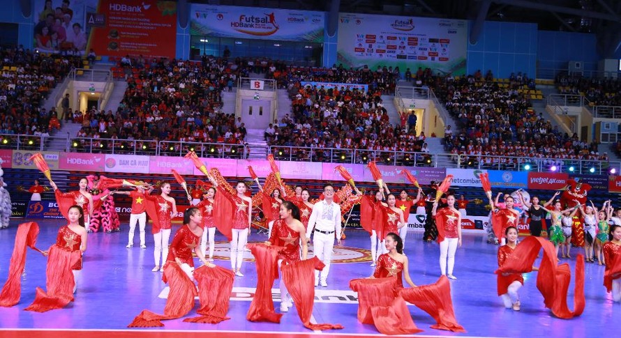 Đông đảo khán giả theo dõi lễ khai mạc giải futsal HDBank Cúp Quốc gia 2018 tại Quảng Ninh.
