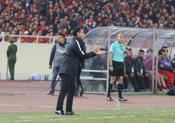 HLV Tan Cheng Hoe trong trận đấu giữa Việt Nam và Malaysia trên sân vận động quốc gia Mỹ Đình tối 15/12.