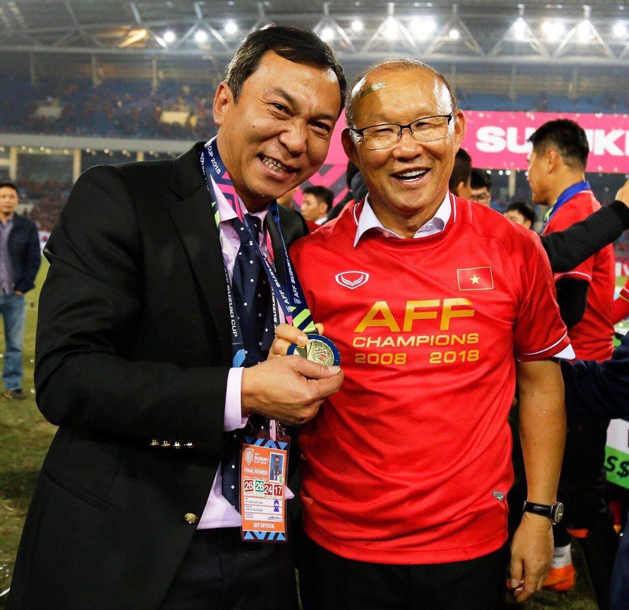 Phó chủ tịch VFF Trần Quốc Tuấn và món quà đặc biệt từ HLV Park Hang Seo, chiếc HCV AFF Cup 2018.