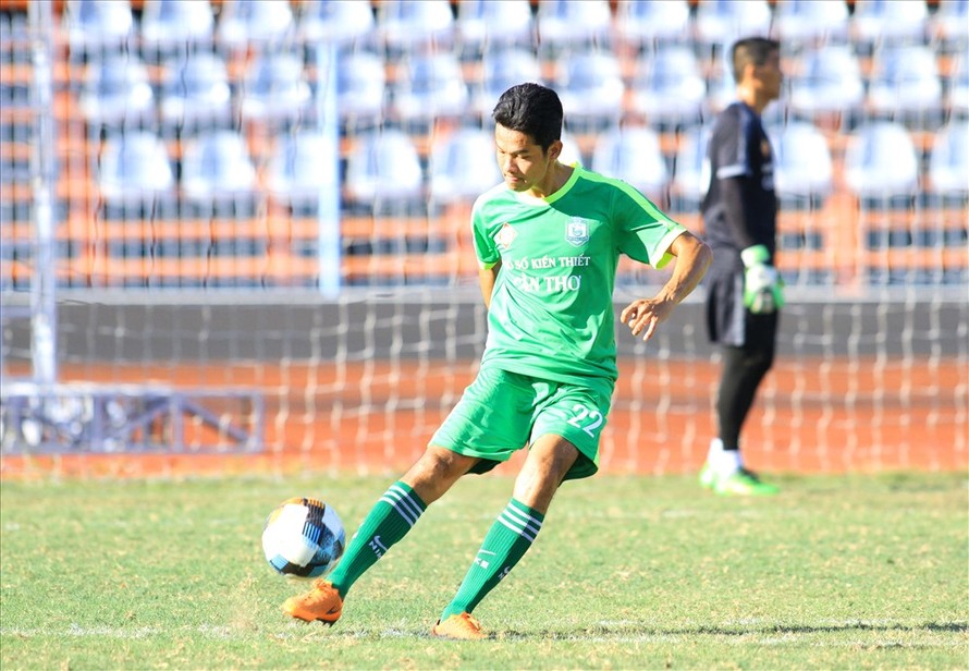 Nguyễn Văn Quân bị cấm thi đấu hết lượt đi giải Hạng nhất 2019 vì pha bóng lạ ở trận đấu với Bình Phước hôm 30/3.