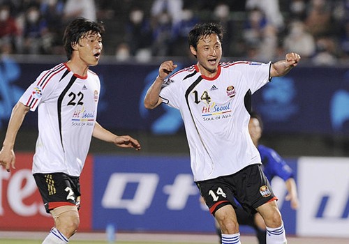 Trợ lý ông Park Hang Seo, Kim Han yoon (phải) từng chơi 430 trận ở K-League.