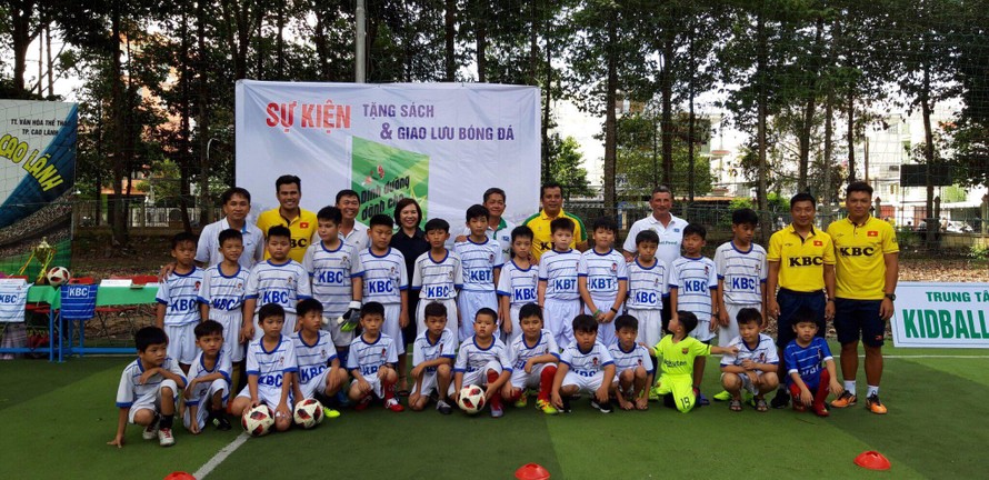 "Dinh dưỡng cho ngôi sao bóng đá" là tác phẩm nhà báo Nguyễn Nguyên chắp bút với sự hỗ trợ của các chuyên gia dinh dưỡng NutiFood. 