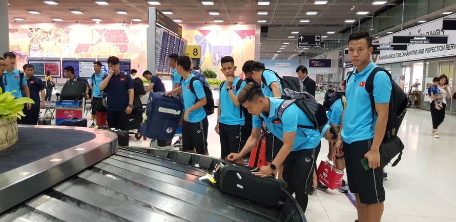 Đội tuyển Việt Nam lấy hành lý tại sân bay Suvarnabhumi, Bangkok. 