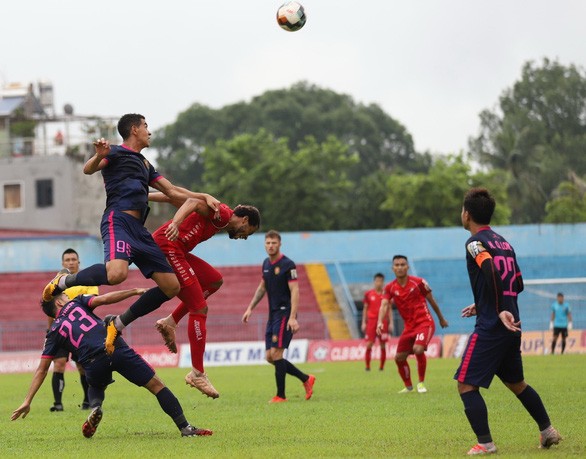 Sai lầm cá nhân của cầu thủ Hải Phòng tạo điều kiện cho Sài Gòn FC giành trọn 3 điểm.