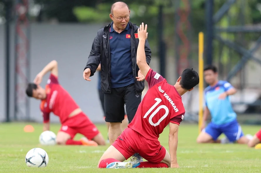 HLV Park Hang Seo sẽ phải cắt quân số tuyển Việt Nam xuống 23 cầu thủ trong ngày hôm nay. Ảnh" Vnexpress