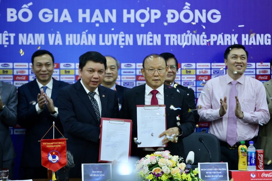 HLV Park Hang Seo và bản hợp đồng mới với VFF. Ảnh: Hoàng Mạnh Thắng