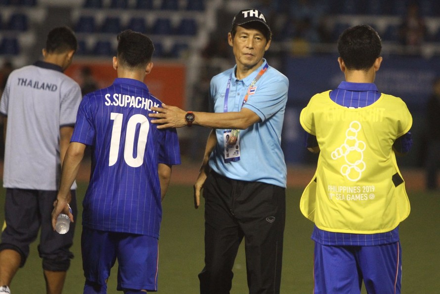 HLV Akira Nishino nhận thất bại đầu tiên tại SEA Game 30 khi U22 Thái Lan thua U22 Indonesia 0-2.