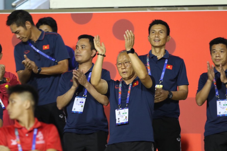 HLV Park Hang Seo cổ vũ cho đội tuyển nữ Việt Nam đấu Thái Lan