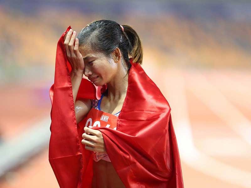 Nguyễn Thị Oanh đoạt 3 HCV điền kinh tại SEA Games 30. Cô đứng không vững khi về đích ở cự li thứ 3. Ảnh: PLO
