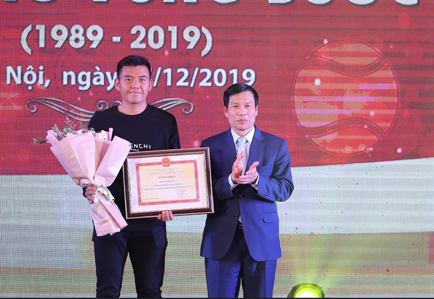 Bộ trưởng Bộ VH-TT&DL Nguyễn Ngọc Thiện trao bằng khen của Thủ tướng Nguyễn Xuân Phúc cho Lý Hoàng Nam.