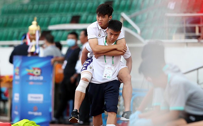 Duy Mạnh chấn thương nặng ở trận Siêu cúp Quốc gia 2019. (ảnh Hữu Hữu)