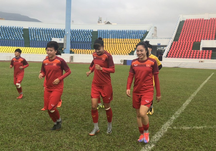 Đội tuyển bóng đá nữ tập luyện cho trận lượt về play-of Olympic 2020 với Úc tại sân Cẩm Phả. Trận đấu này sẽ không bán vé cho khán giả.