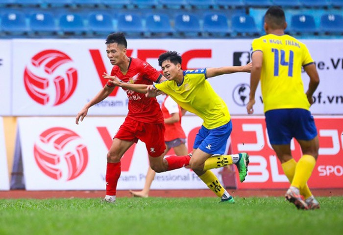 Nam Định (áo đỏ) là đội thứ 2 ở V-League cắt giảm lương vì COVID-19. Ảnh: Zing