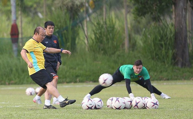 HLV Park Hang Seo sẽ phải tính khả năng Đặng Văn Lâm không thể tham dự AFF Cup 2020.