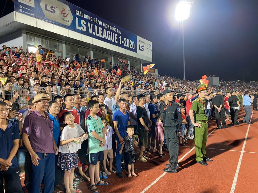 CĐV Hà Tĩnh tràn xuống sân ở trận đấu với CLB Hà Nội, vòng 4 LS V-League 2020.