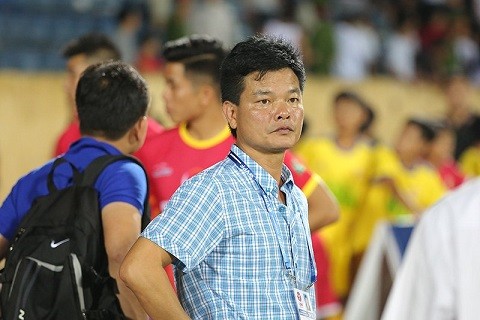 HLV Nguyễn Văn Sỹ bức xúc vì Nam Định liên tục chịu thiệt do lỗi của trọng tài ở V-League 2020.