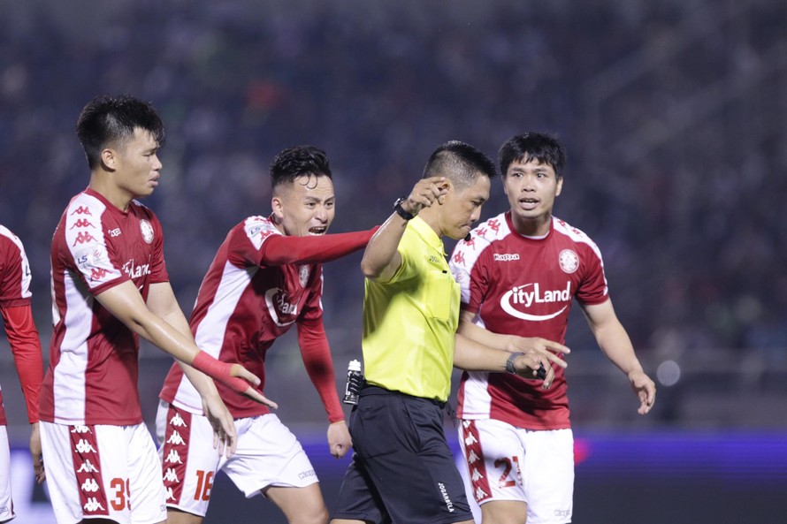 Các cầu thủ Tp Hồ Chí Minh phản ứng dữ dội quyết định của trọng tài Trần Văn Trọng ở trận đấu với CLB Hà Nội. (ảnh Hữu Phạm)