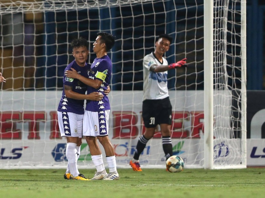 Quang Hải và Văn Quyết lập cú đúp trong chiến thắng 7-0 của CLB Hà Nội trước Cần Thơ. (ảnh Anh Tú)