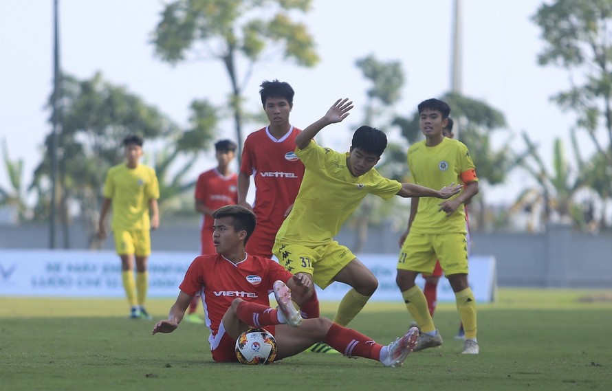 U17 Viettel giành quyền vào chung kết sau trận thắng đậm trước U17 Hà Nội. 