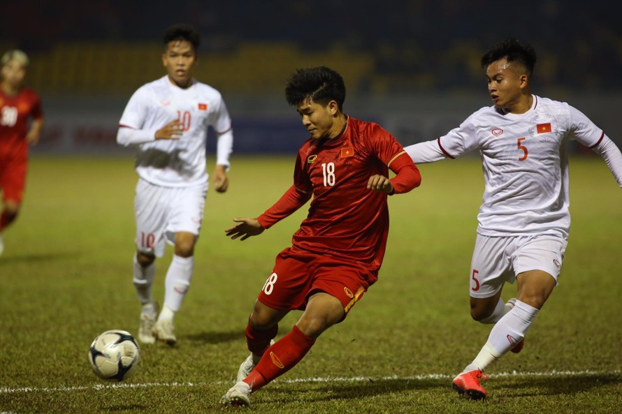 Hà Đức Chinh có bàn thắng đem lại chiến thắng 3-2 cho đội tuyển Việt Nam trong trận đấu tập với đội U22.