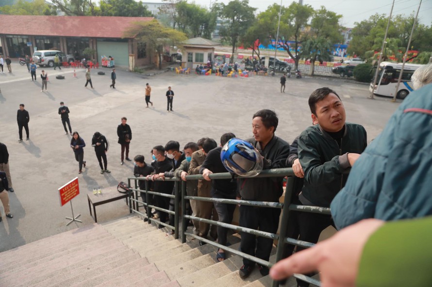 Người hâm mộ Phú Thọ xếp hàng chờ mua vé xem đội tuyển Việt Nam thi đấu (ảnh Anh Tú)