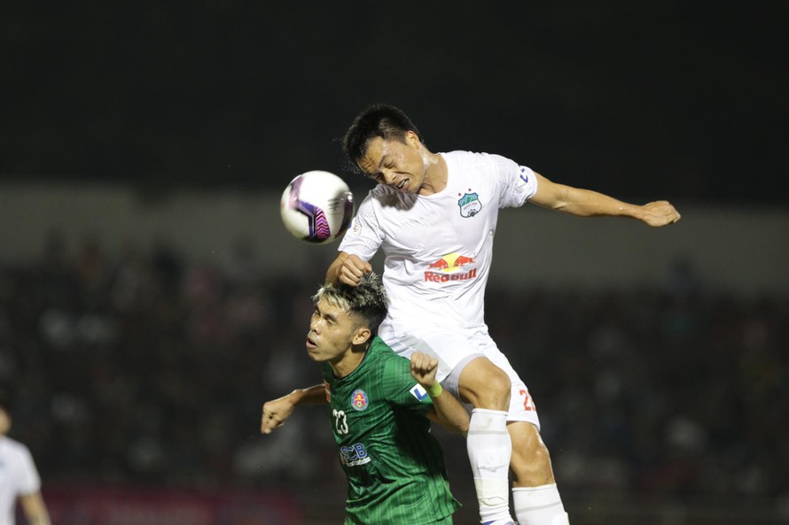Chơi áp đảo Sài Gòn FC nhưng HAGL thua trận vì sai sót của hàng thủ ở trận ra quân LS V-League 2021.