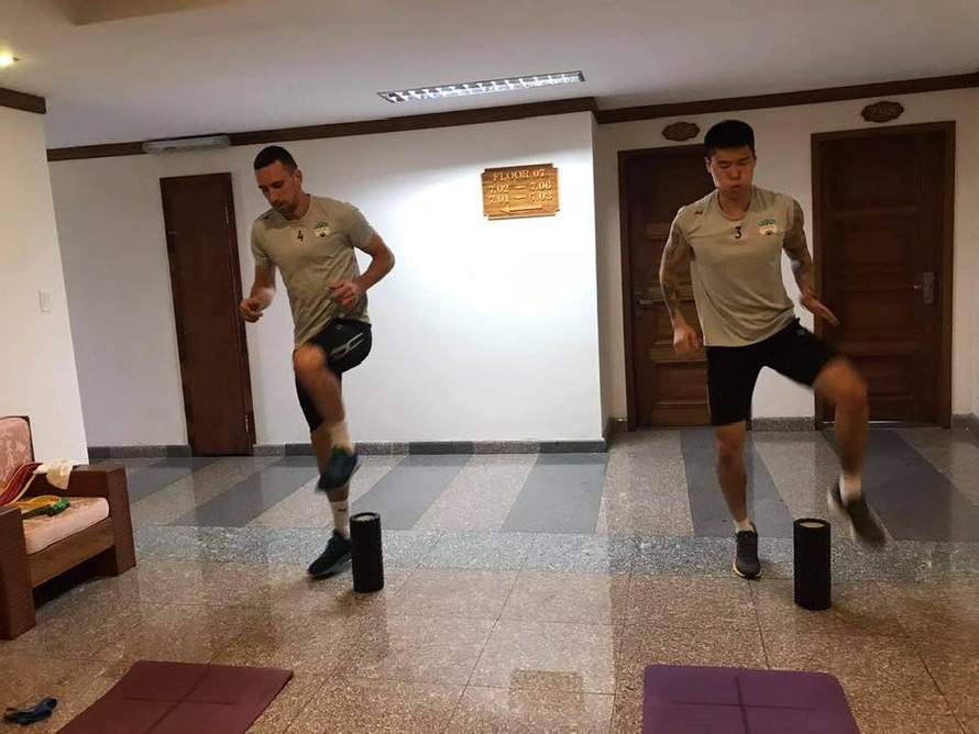 HLV Kiatisuk cho các học trò tập luyện ngay tại khách sạn để duy trì thể lực trong dịp Tết.